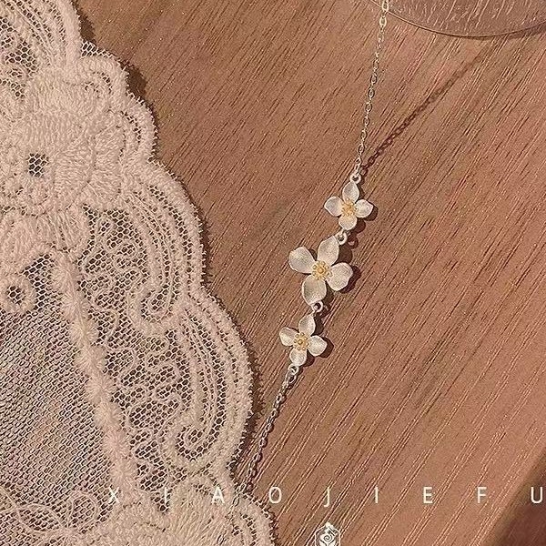 Colier Gardenia pentru femei — cupru cu zirconiu, finisaj vintage uzat, formă florală, lanț încrucișat, pandant din cupru încrustat cu zirconiu