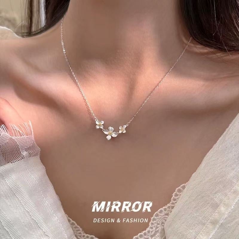 Colier Gardenia pentru femei — cupru cu zirconiu, finisaj vintage uzat, formă florală, lanț încrucișat, pandant din cupru încrustat cu zirconiu