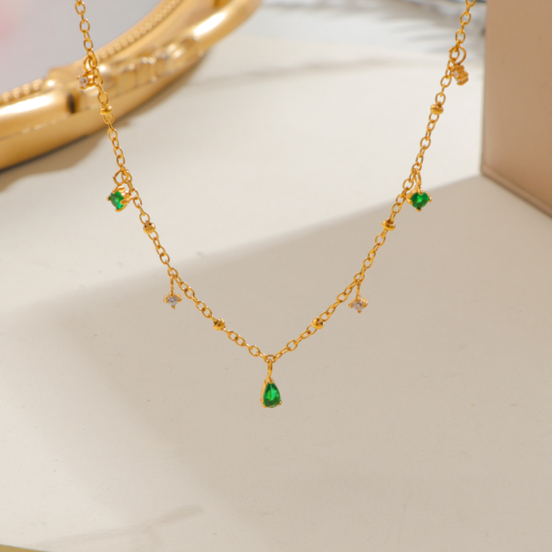 Náhrdelník z titánovej ocele s kapkovitým príveskom, 18K zlacenie, O-článok, jeseň 2025