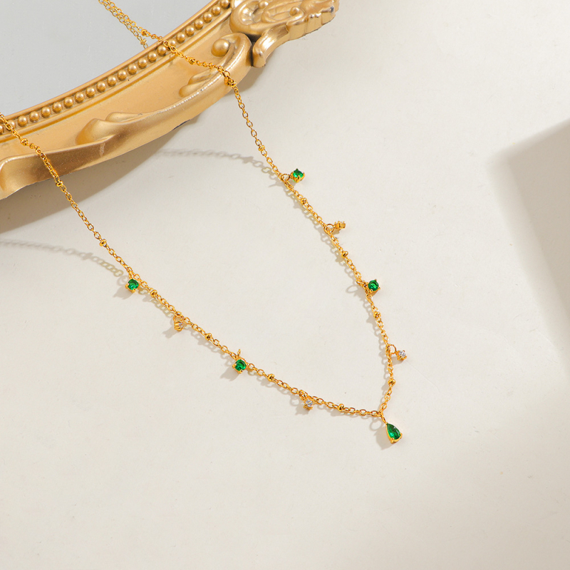 Náhrdelník z titánovej ocele s kapkovitým príveskom, 18K zlacenie, O-článok, jeseň 2025