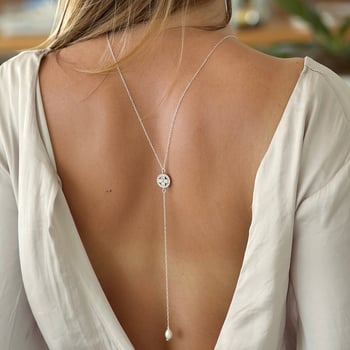 Nugaros kūno grandinė su geometriniu dizainu ir kryžiaus motyvu, elektroplatinuotas lydinys ir krištolo intarpai