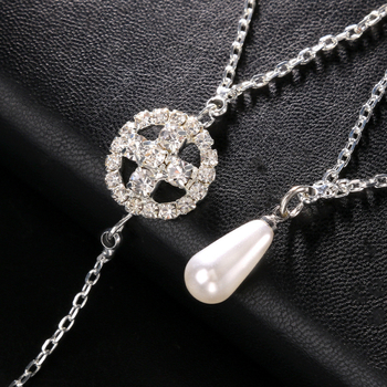 Nugaros kūno grandinė su geometriniu dizainu ir kryžiaus motyvu, elektroplatinuotas lydinys ir krištolo intarpai