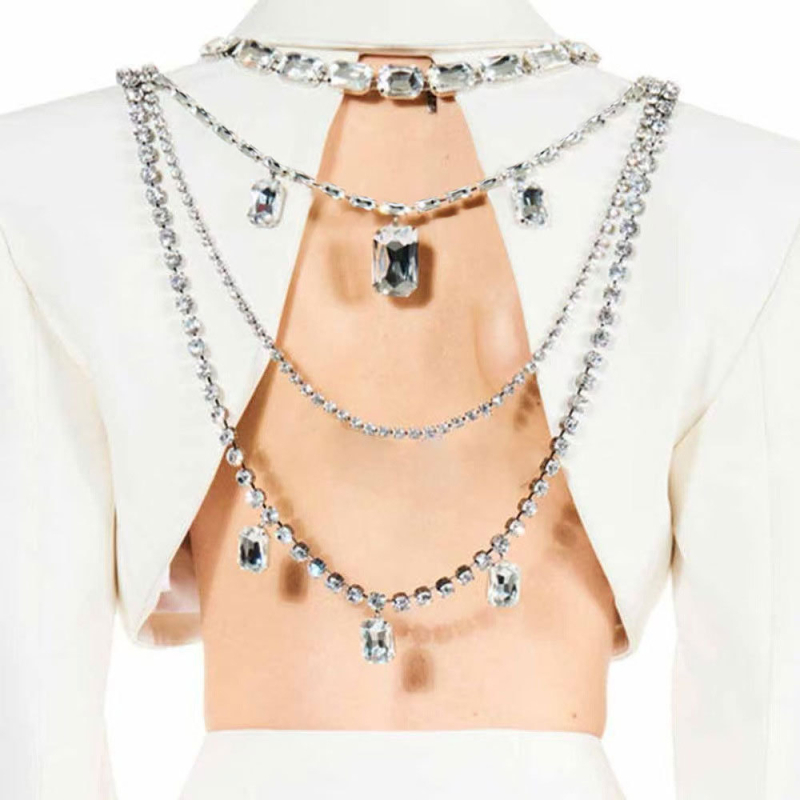 Nugaros kaklo papuošalas — daugiasluoksnė geometrinė dizainas su rhinestone kristalais (medžiaga: lydinys; apdaila: elektroplakavimas; įterptas: rhinestones)