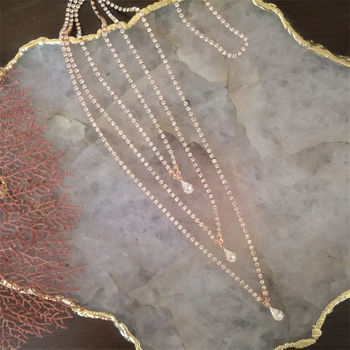 Kūno grandinė nugaros srityje su vandens lašų kutu, daugiasluoksnė, balti kristalai lydinyje, elektroplatinimo danga