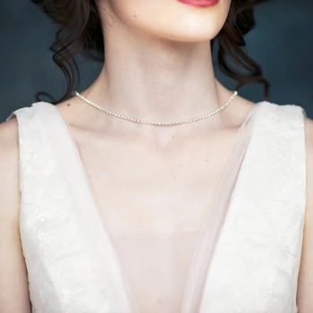 Kūno grandinė nugaros srityje su vandens lašų kutu, daugiasluoksnė, balti kristalai lydinyje, elektroplatinimo danga