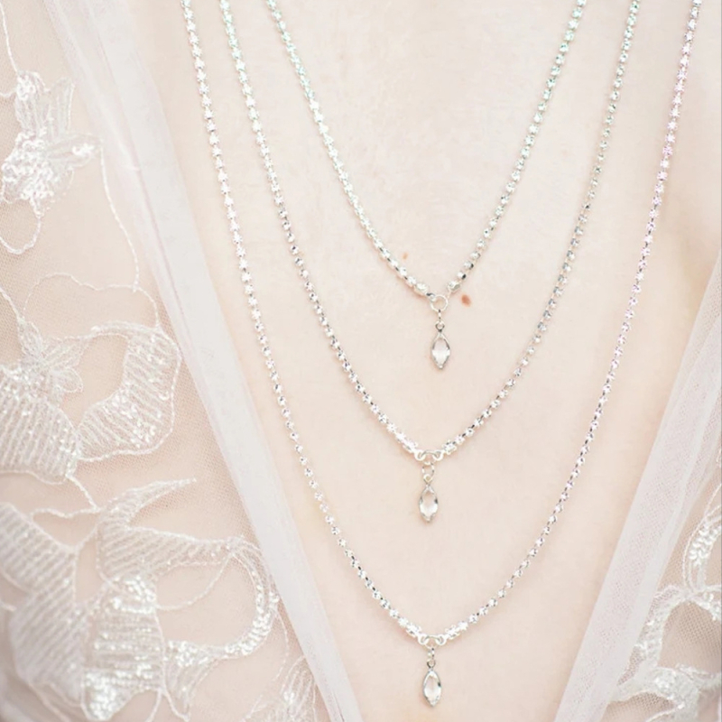 Kūno grandinė nugaros srityje su vandens lašų kutu, daugiasluoksnė, balti kristalai lydinyje, elektroplatinimo danga