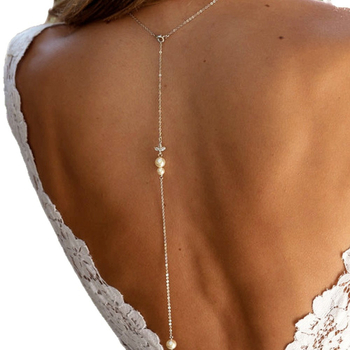 Női testlánc geometriás dizájnnal, aranyozott ötvözet, fehér kristálybeültetések, hátul lévő lánccal (anyag: ötvözet; bevonat: aranyozás; beültetés: mesterséges/félszemi drágakő; kristály: fehér; forma: geometriai)