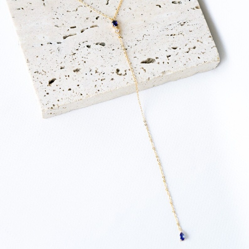 Hátsó láncú nyaklánc kristályokkal — márka Sh, ötvözet, elektroplakálás, kristályok