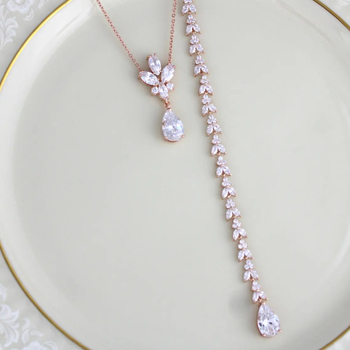 Testlánc hosszú bojtos cirkóval, hátsó lánccal, vízcsepp gyöngy medállal, ötvözet