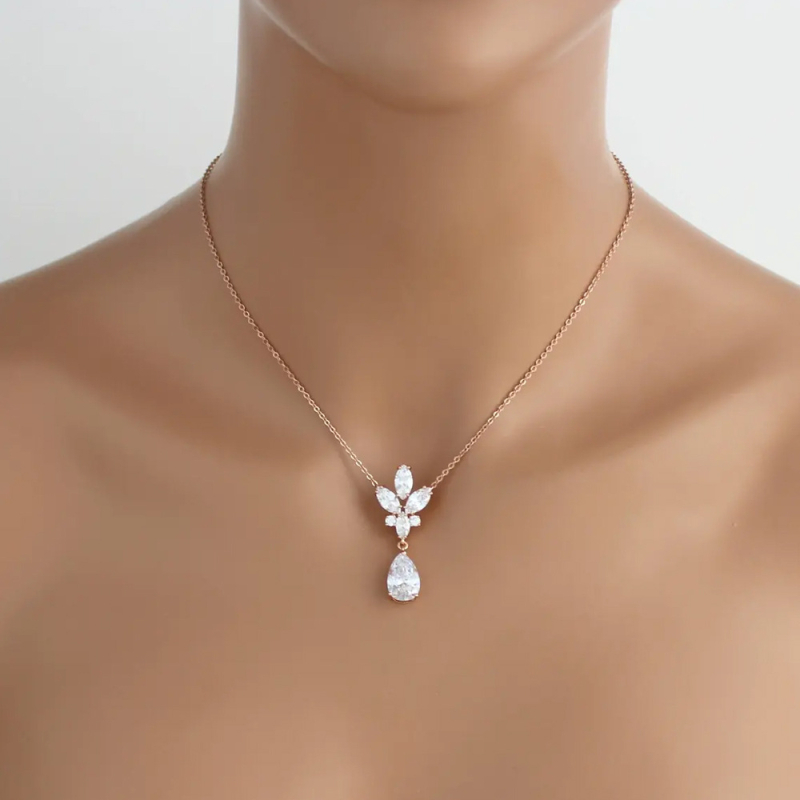 Testlánc hosszú bojtos cirkóval, hátsó lánccal, vízcsepp gyöngy medállal, ötvözet