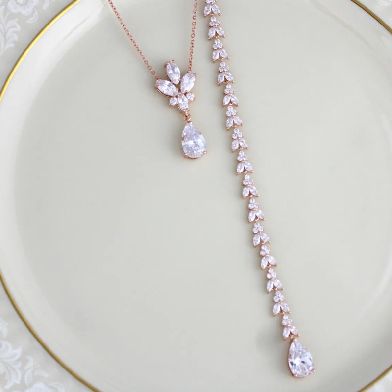 Testlánc hosszú bojtos cirkóval, hátsó lánccal, vízcsepp gyöngy medállal, ötvözet