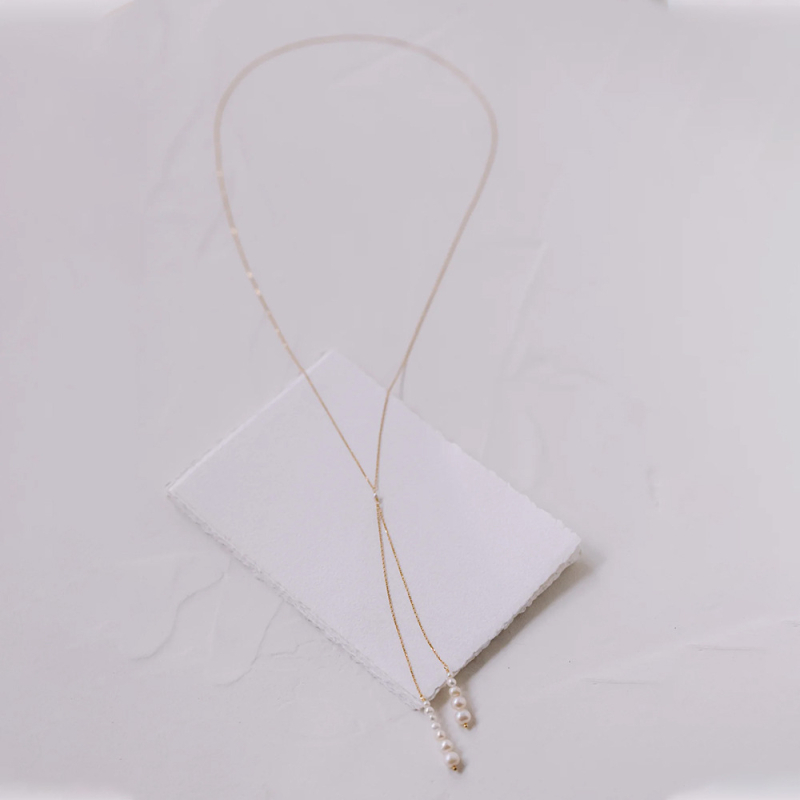 Gyöngyös hátlánc esküvői ruhához, elektroplátolt ötvözet alap, fehér kristályokkal, egyszerű elegáns dizájn