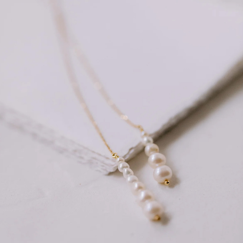 Gyöngyös hátlánc esküvői ruhához, elektroplátolt ötvözet alap, fehér kristályokkal, egyszerű elegáns dizájn