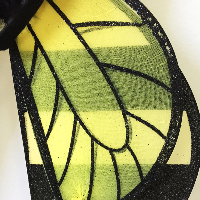 Két darabos gyermekeknek készült jelmezszárnyak, méh- és pillangó motívummal, tollas hátfal, arany poros felülettel