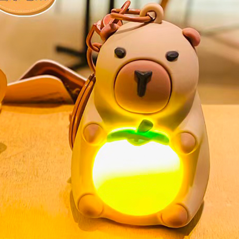 Pandantiv pentru chei cu lampă în formă de capybara îmbrățișând, din plastic, potrivit pentru 14+, brand Good Orange Music