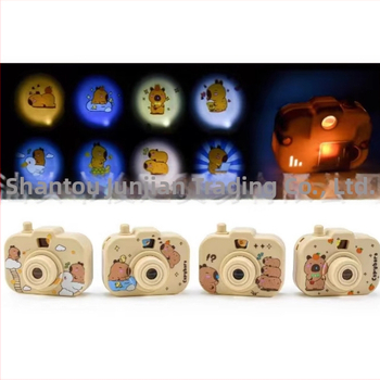 Capybara Proiecție Cameră – Breloac pentru Copii, Jucărie Luminoasă cu Proiecție (Plastic; Ambalaj Blister; Vârsta 4–6 ani; Origine Shantou)