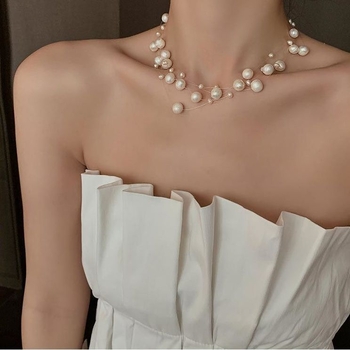 Ogrlica s imitacijskim perlama, križni lanac, privjesak od matične biserne školjke, ugrađene perle, proljeće 2024