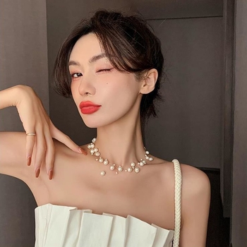 Ogrlica s imitacijskim perlama, križni lanac, privjesak od matične biserne školjke, ugrađene perle, proljeće 2024