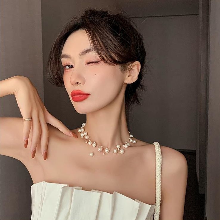 Ogrlica s imitacijskim perlama, križni lanac, privjesak od matične biserne školjke, ugrađene perle, proljeće 2024