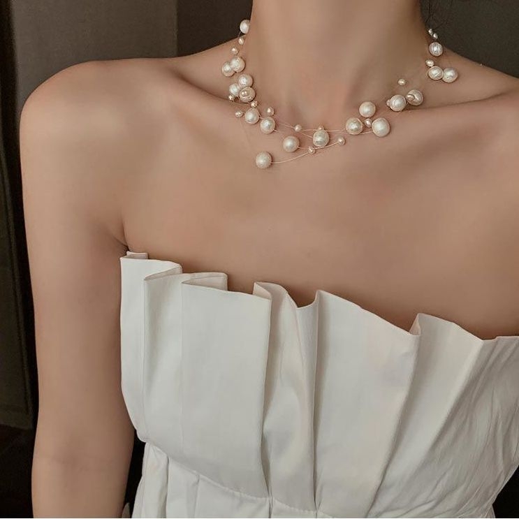 Ogrlica s imitacijskim perlama, križni lanac, privjesak od matične biserne školjke, ugrađene perle, proljeće 2024