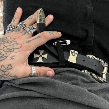 PU bőrből készült kettős soros szegecses kereszt öv, ötvözet csattal, pántzáras zárás, uniszex punk deréköv, szélesség több mint 4 cm