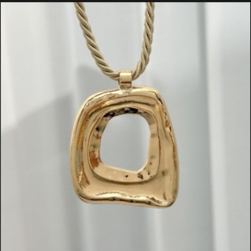 Unisex ogrlica s šupljim kvadratnim privjeskom od bakra, s pravim zlatnim premazom, ručno izrađeni lanac, duljina 41–50 cm.