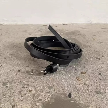 Két körös öv műbőrhatású anyagból, vékony szélesség, domborított felület, ötvözetes csat, japán stílusú csat, univerzális méret