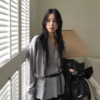 Két körös öv műbőrhatású anyagból, vékony szélesség, domborított felület, ötvözetes csat, japán stílusú csat, univerzális méret