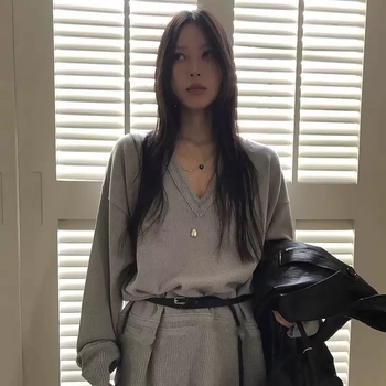 Két körös öv műbőrhatású anyagból, vékony szélesség, domborított felület, ötvözetes csat, japán stílusú csat, univerzális méret