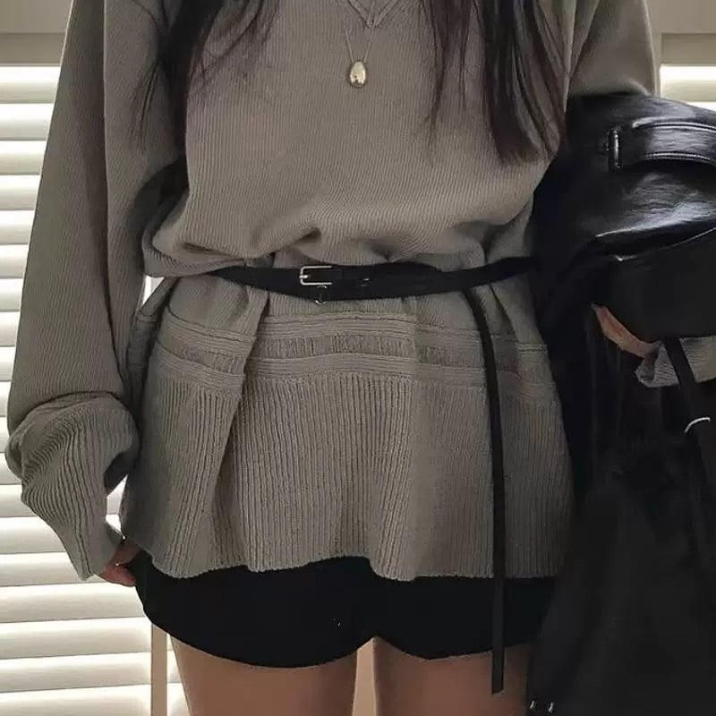 Két körös öv műbőrhatású anyagból, vékony szélesség, domborított felület, ötvözetes csat, japán stílusú csat, univerzális méret