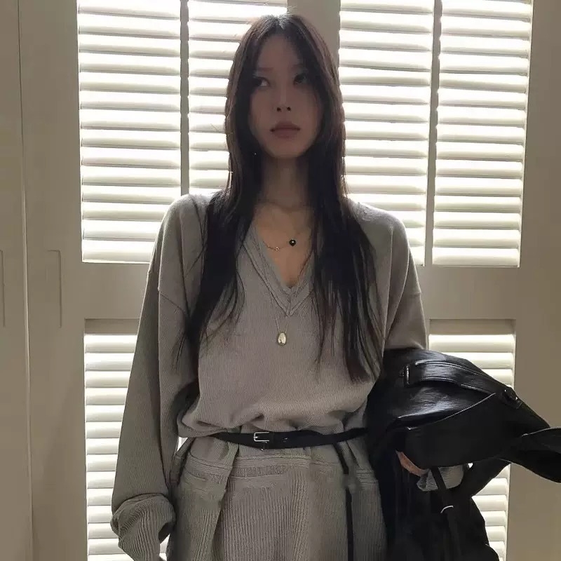 Két körös öv műbőrhatású anyagból, vékony szélesség, domborított felület, ötvözetes csat, japán stílusú csat, univerzális méret