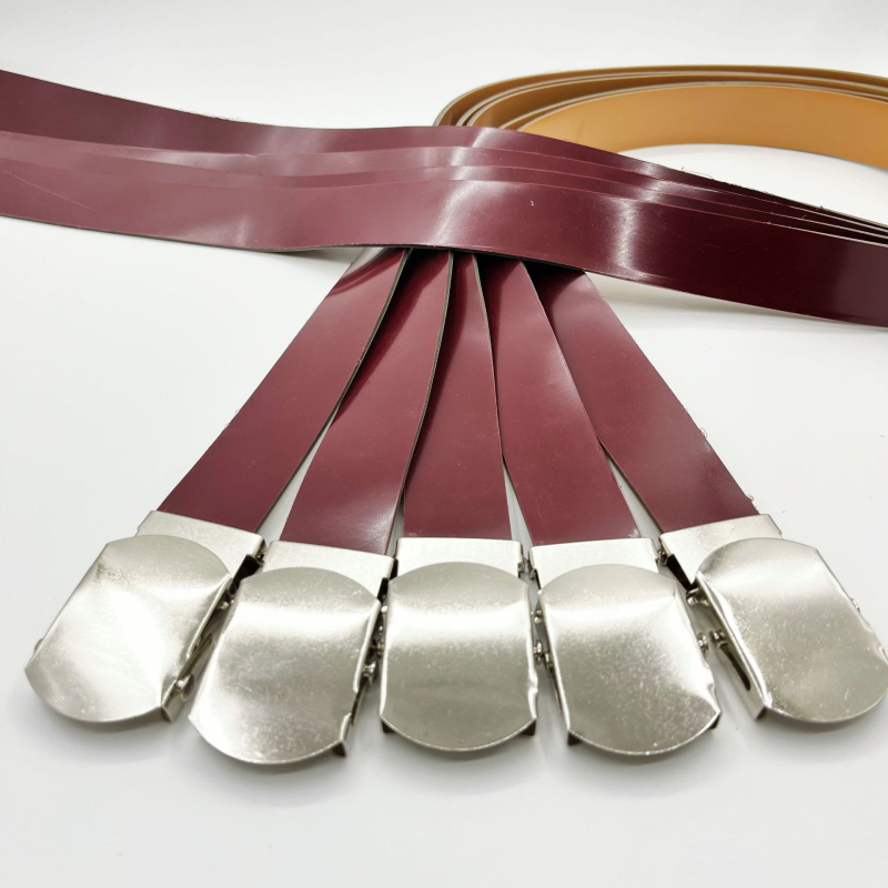 Sasfű kapcsos öv, műanyag szíj, vas csat, 2–4 cm szélesség, sima zár, elektroplatált felület