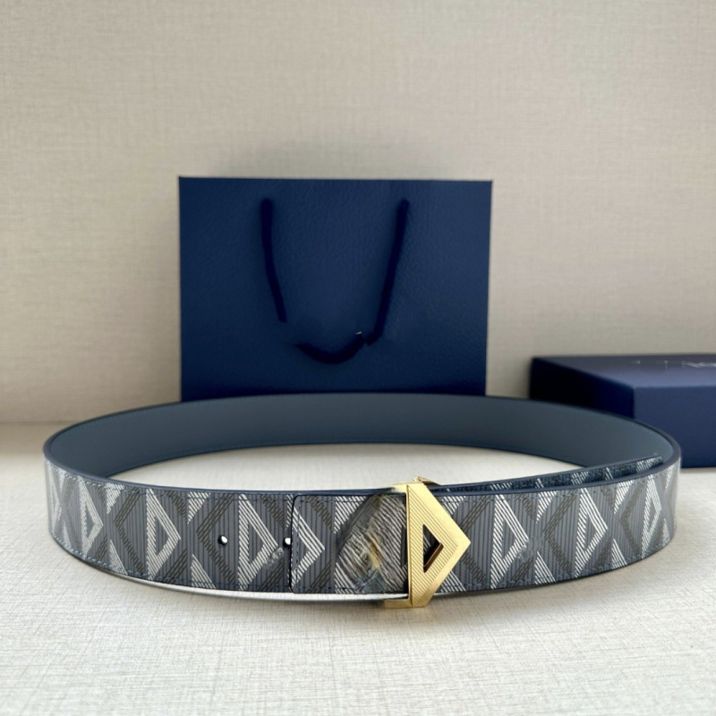 Valódi bőrből készült öv, kétoldalúan szőtt tenyérmintázat, első réteg tehénbőrből, acél csattal, elektroplatírozott felülettel, sokoldalú stílus