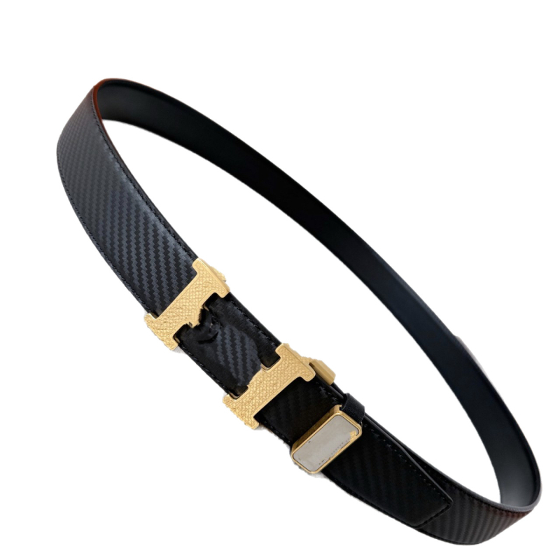 Valódi bőrből készült öv, kétoldalúan szőtt tenyérmintázat, első réteg tehénbőrből, acél csattal, elektroplatírozott felülettel, sokoldalú stílus