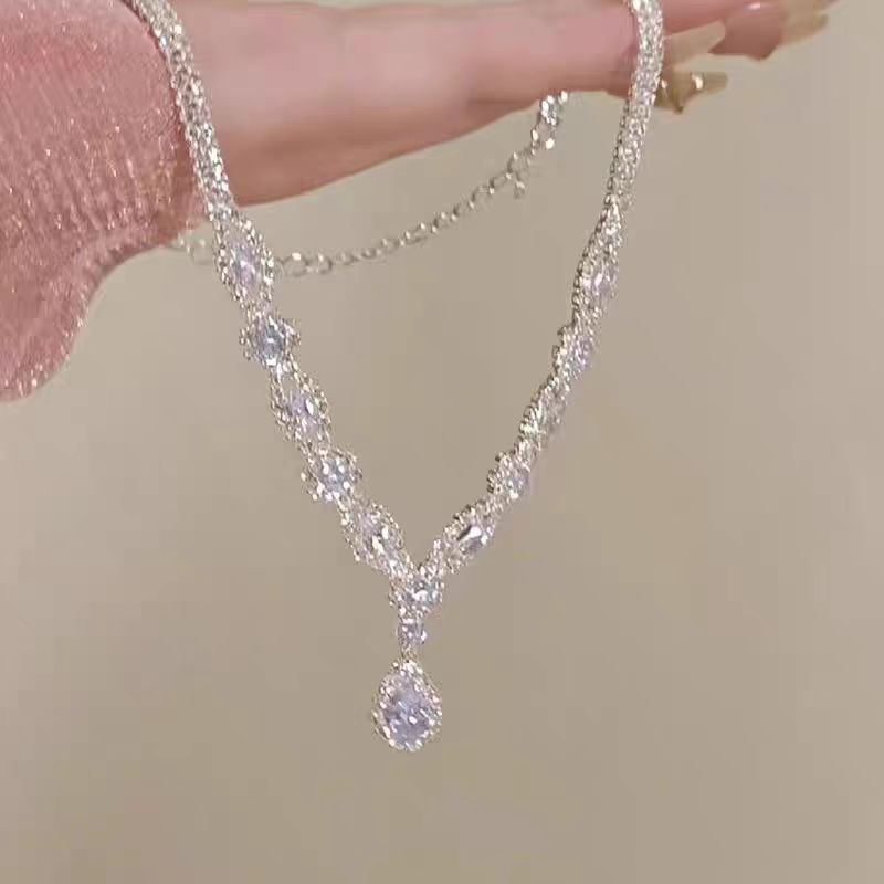 Ogrlica s geometrijskim zirconom privjeskom, bakreni lanac, 51-60 cm, elektroplatinirano, stil laganog luksuza