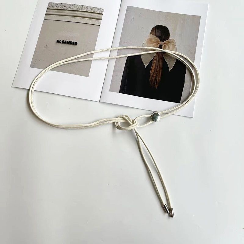 Mesterséges bőrből készült öves ruha, övcsat anyaga ötvözet, zárás tűcsattal, öv szélessége 2 cm alatt, kód A12051