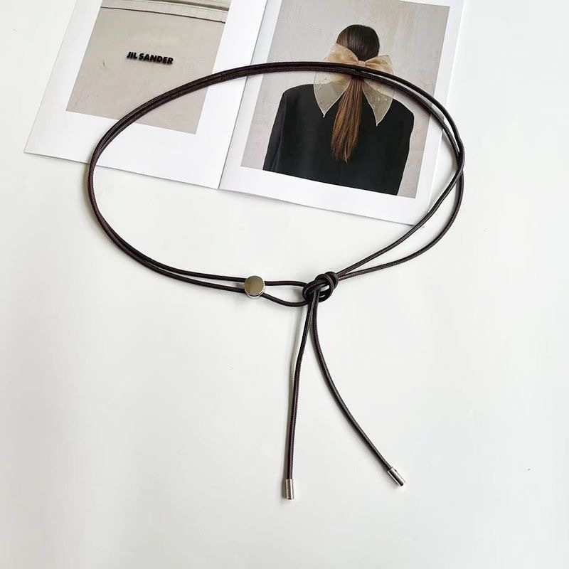 Mesterséges bőrből készült öves ruha, övcsat anyaga ötvözet, zárás tűcsattal, öv szélessége 2 cm alatt, kód A12051