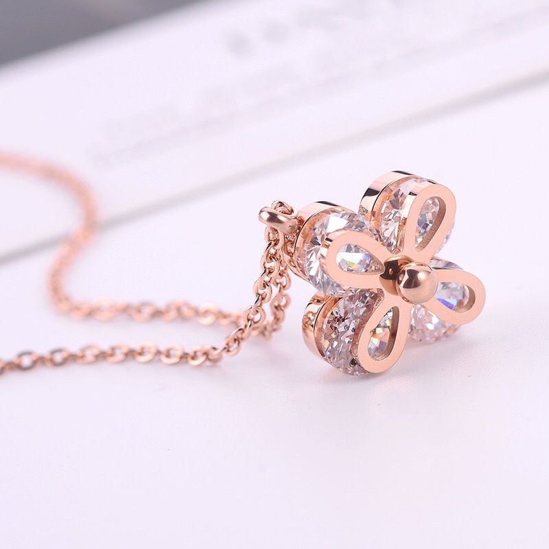 Titánacélból készült nyaklánc virág mintával, elektroplakálás, keresztlánc, medál titánacélból