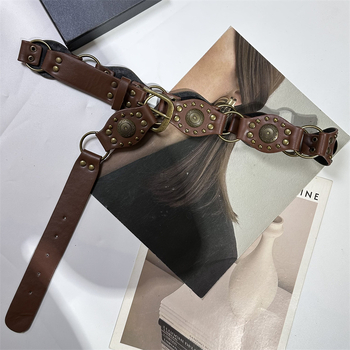 Műbőr öv, ötvözet csattal, tűcsattal, vastag szélesség (>4 cm), irodalmi retro stílus