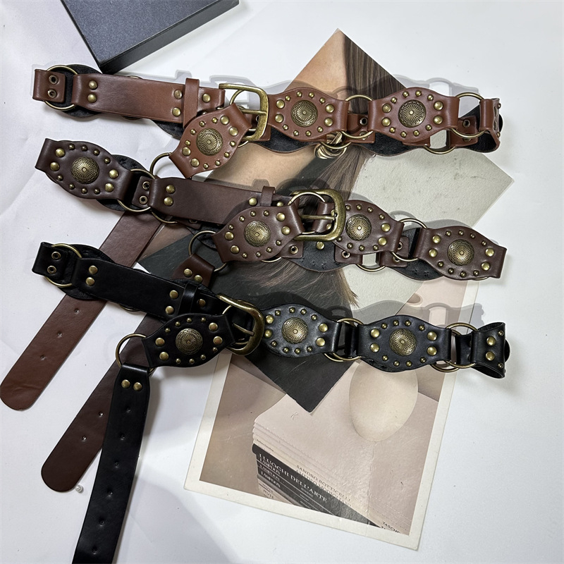 Műbőr öv, ötvözet csattal, tűcsattal, vastag szélesség (>4 cm), irodalmi retro stílus