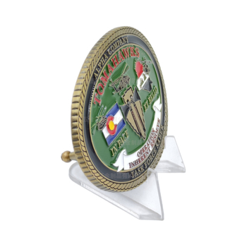 Férfi övcsat logóval, cink ötvözetből, ovális alak, sima csat, betűs mintával, nyár 2025 kiadás