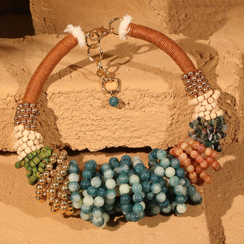 Colier handmade din mărgele de sticlă, multistrat, cu pandant geometric și lanț cu bile