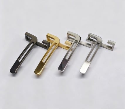 Férfi övcsat platé alakú, négyzetes, cinkötvözet, sima zárás, betű mintázat, üzleti-casual stílus