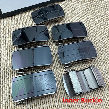 Automata csattal rendelkező öv – cinkötvözet, téglalap alakú csat, betűs mintázat, 2025 tavasza