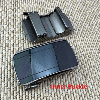 Automata csattal rendelkező öv – cinkötvözet, téglalap alakú csat, betűs mintázat, 2025 tavasza