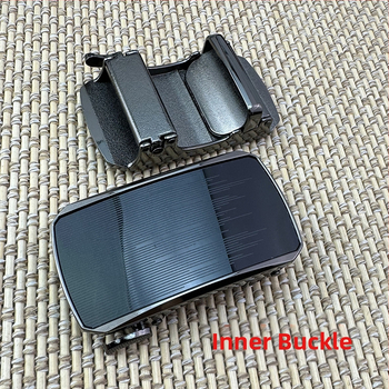 Automata csattal rendelkező öv – cinkötvözet, téglalap alakú csat, betűs mintázat, 2025 tavasza