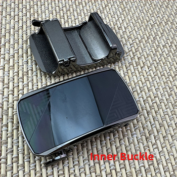 Automata csattal rendelkező öv – cinkötvözet, téglalap alakú csat, betűs mintázat, 2025 tavasza