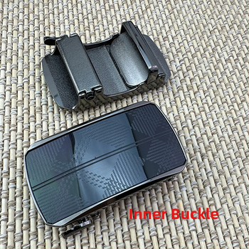 Automata csattal rendelkező öv – cinkötvözet, téglalap alakú csat, betűs mintázat, 2025 tavasza