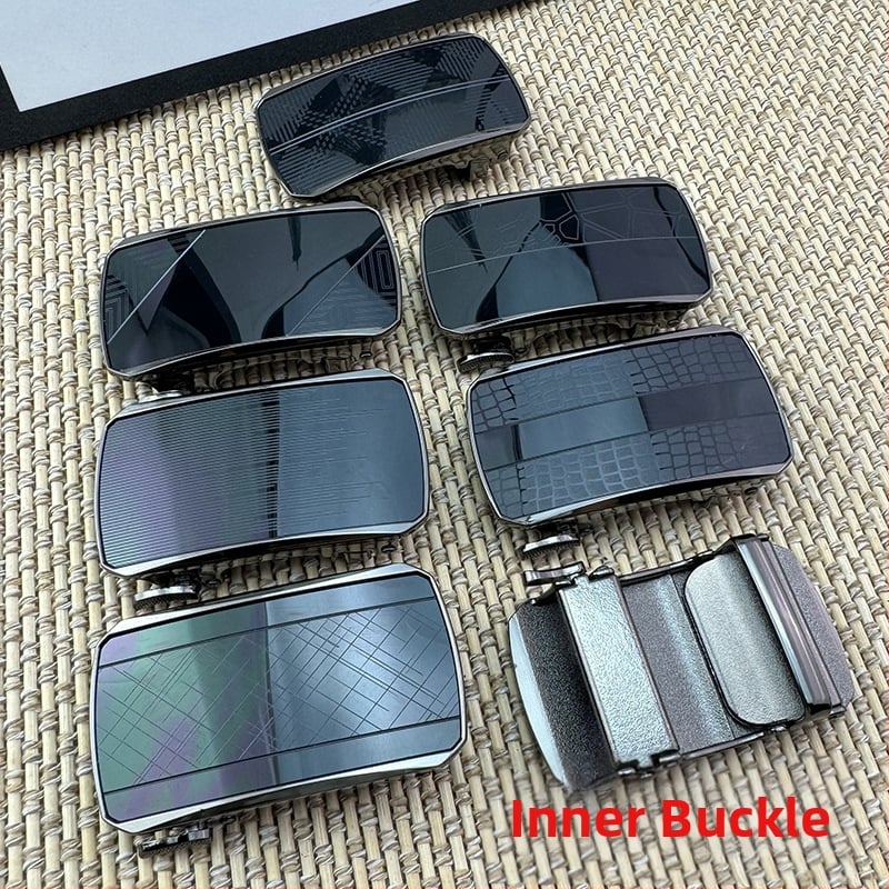 Automata csattal rendelkező öv – cinkötvözet, téglalap alakú csat, betűs mintázat, 2025 tavasza