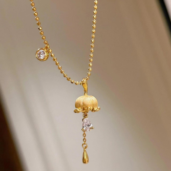 Nyaklánc környezetbarát rézből, vízcsepp alakú medál, geometriai forma, elektroplattázott bevonat, szabályos lánc